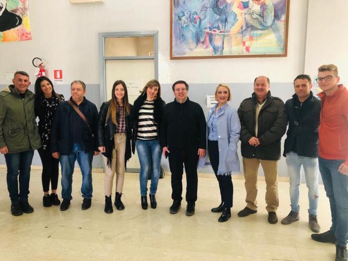 Cnos, cinque allievi assunti dopo stage presso aziende locali - Il direttore del CNOS FAP con alcuni formatori, allievi ed imprenditori