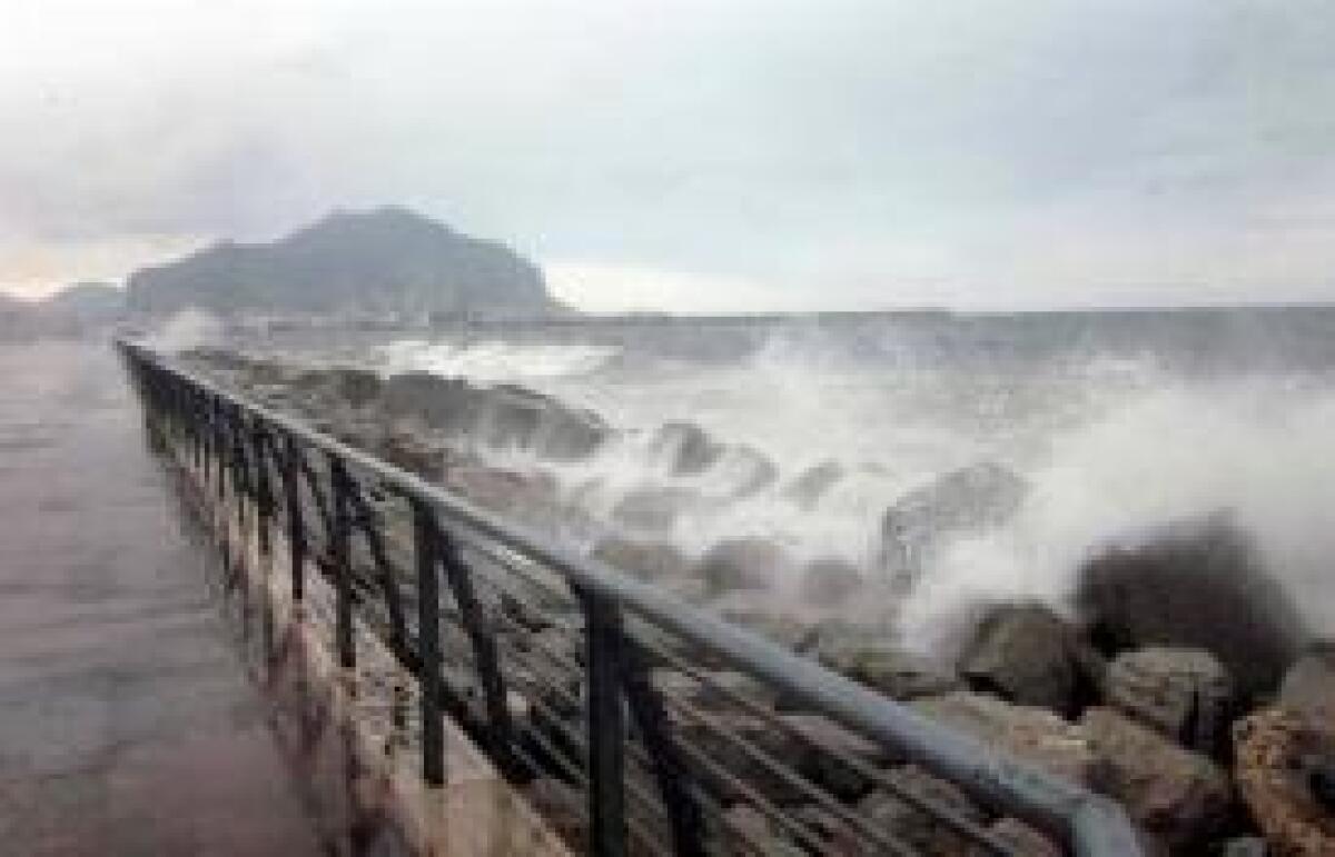 MALTEMPO: DANNI PER IL FORTE VENTO IN SICILIA, UNA VITTIMA IN SARDEGNA - 