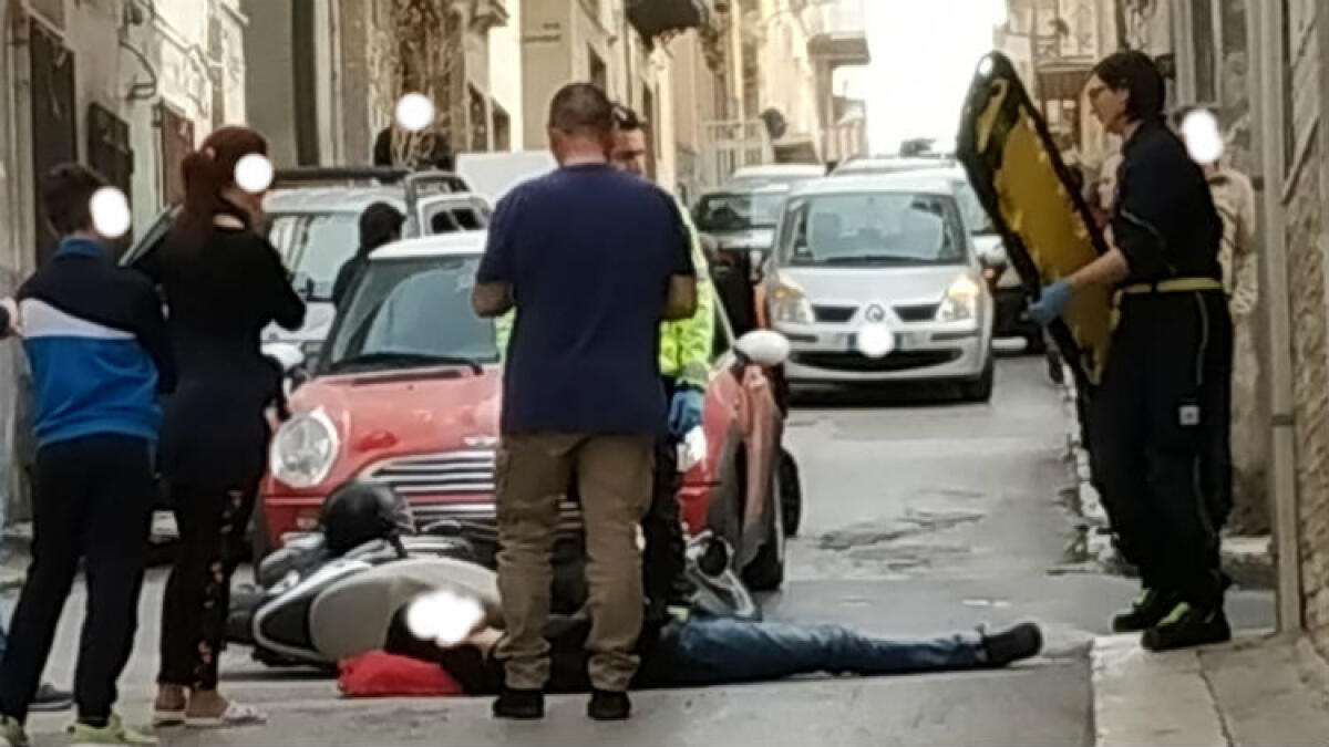 Giovane ferito e soccorso a Sant'Ippolito, impatto tra auto e scooter - Il ragazzo è stato soccorso in via Minardi