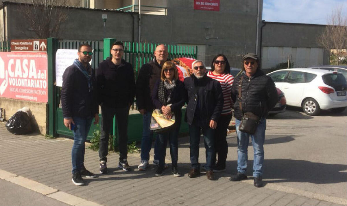 Ex lavoratori strisce blu ancora in protesta, sit-in in via Ossidiana: parte la diffida - Il sit-in al comando di via Ossidiana