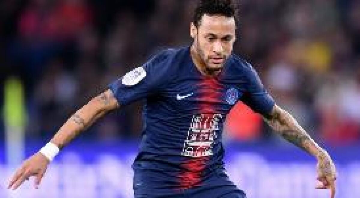 CALCIO: FRANCIA. TIFOSO LO INSULTA, NEYMAR GLI DÀ MANATA IN FACCIA - 