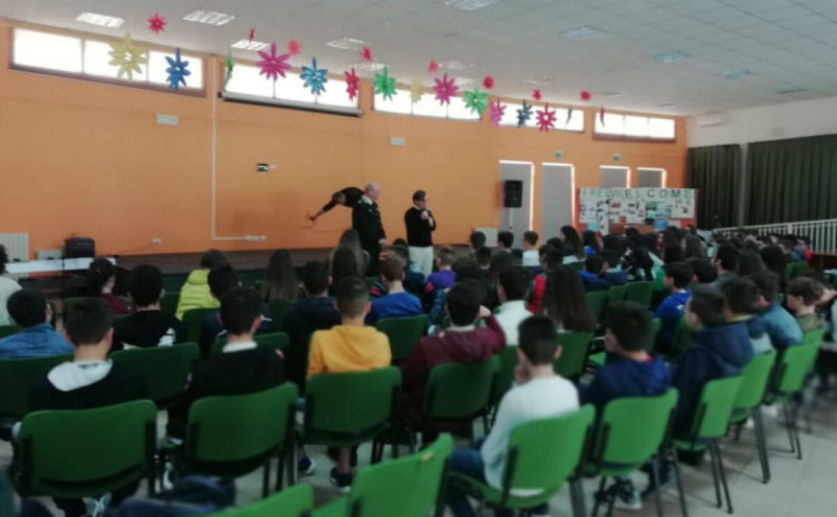 I temi della legalità nel confronto con gli alunni, il colonnello De Rosa alla "Quasimodo" - 