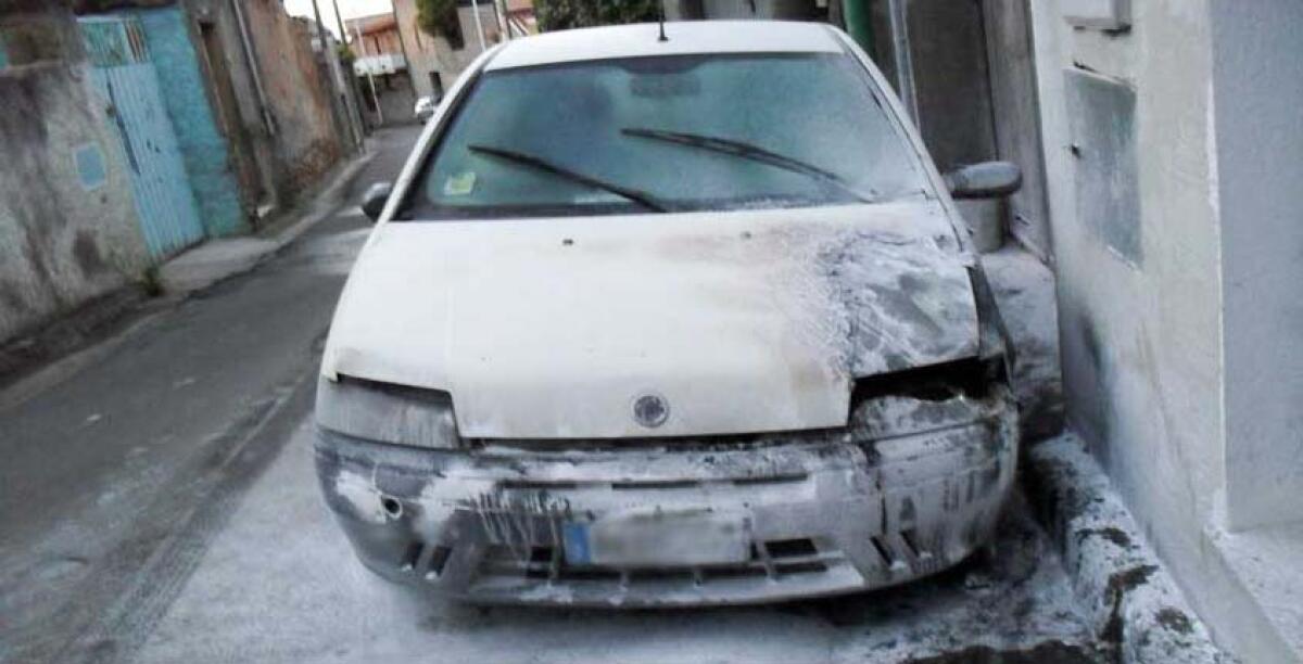 Incendio nella notte, distrutta la "Punto" di un operaio - Immagine di repertorio.