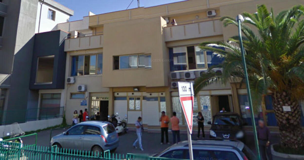 Poliambulatorio nel degrado, piazzale off-limits e utenti feriti -