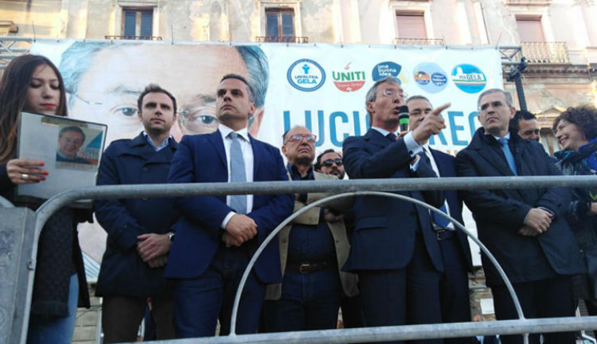 Greco chiude con due assessori di Musumeci sul palco, "non mi sono mai venduto" - Greco durante un comizio elettorale