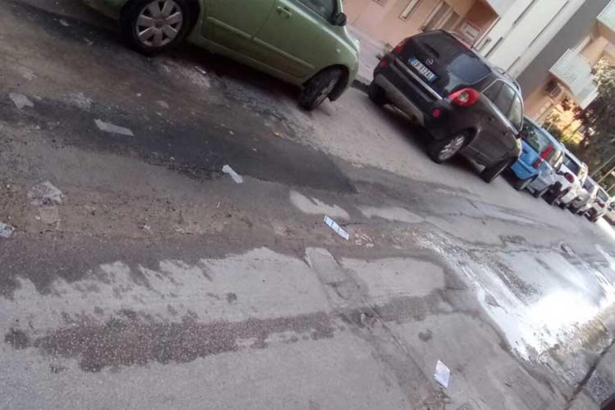 Fuoriuscita di acqua dopo un intervento, i residenti di via Candioto: "Nessun controllo" - La falla alla condotta idrica immortalata dai residenti di via Candioto.