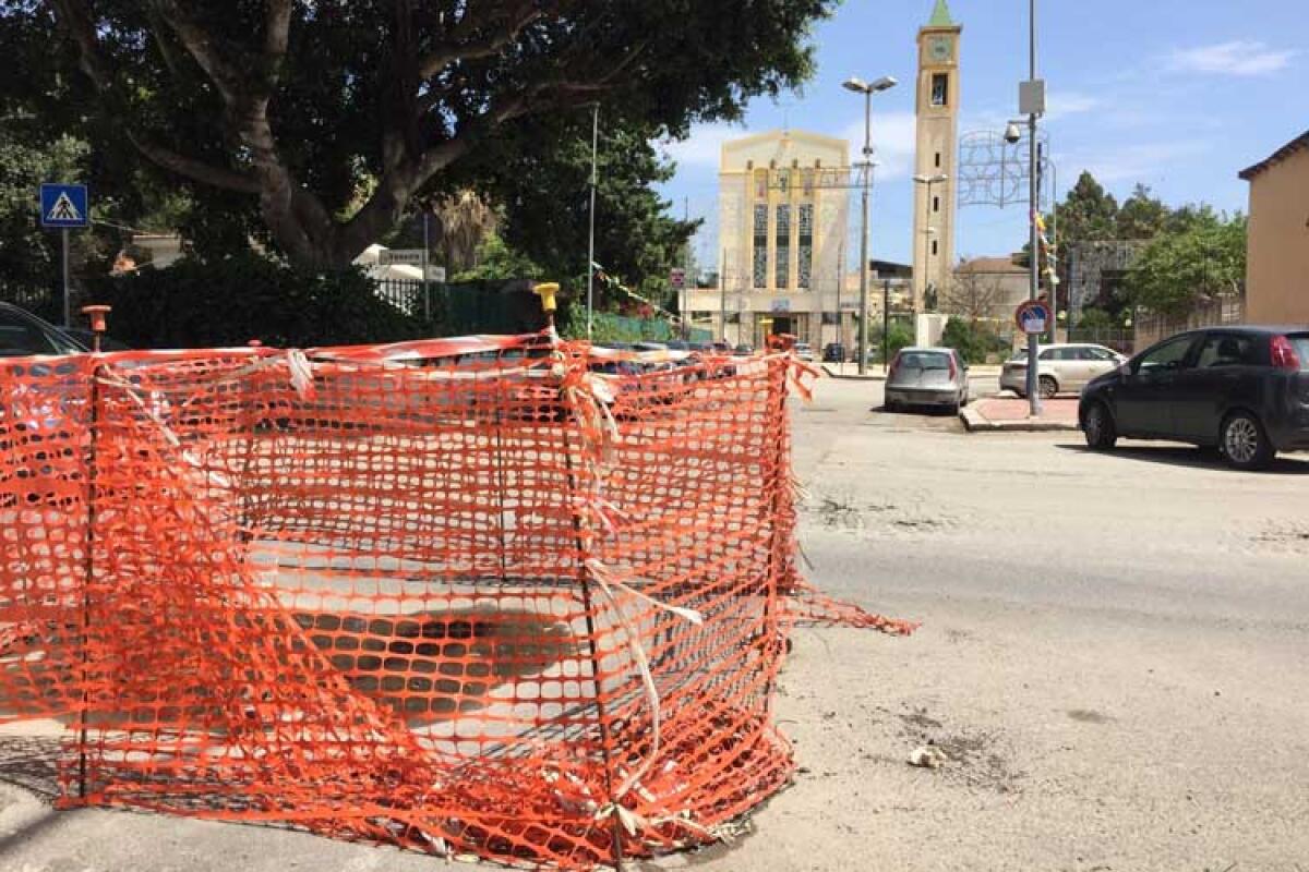 Erbacce, ruspe in azione a Villaggio Aldisio ma il corteo di fedeli troverà i cantieri - 