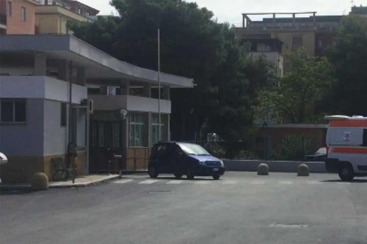 Sbarra alzata e accesso libero in ospedale, i "tagli" colpiscono anche la portineria - 