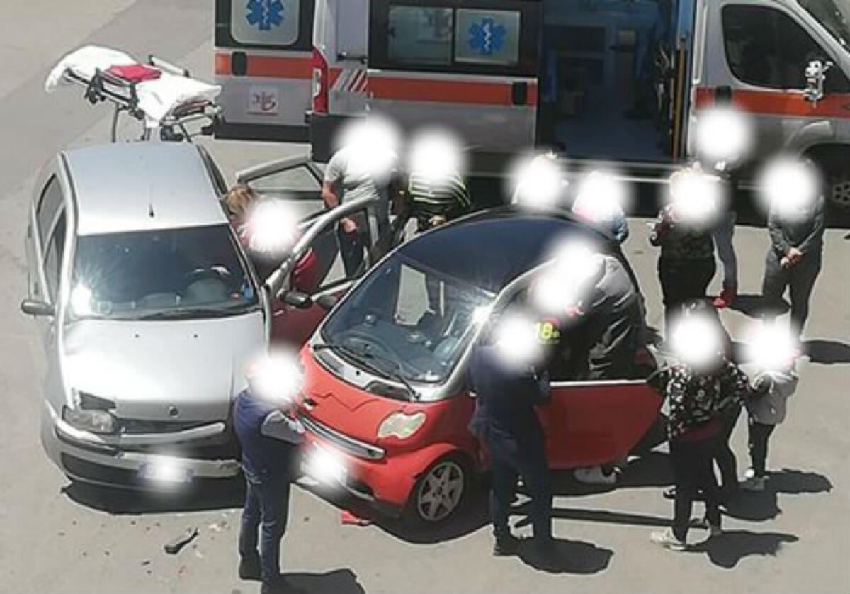 Scontro tra auto in via Venezia, feriti dopo l'impatto - Sono arrivati i soccorritori del 118