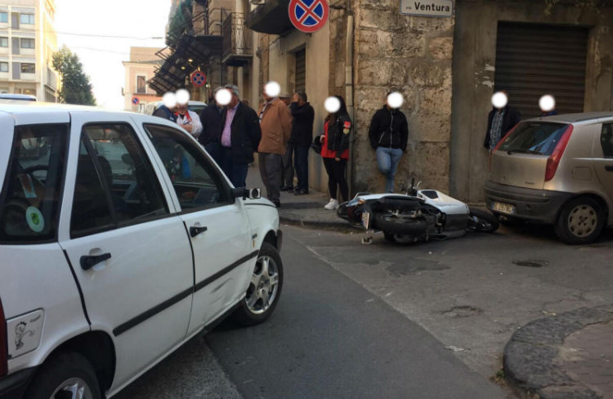 Scontro auto-scooter in centro storico, un ferito trasferito in ospedale - L'impatto in pieno centro storico