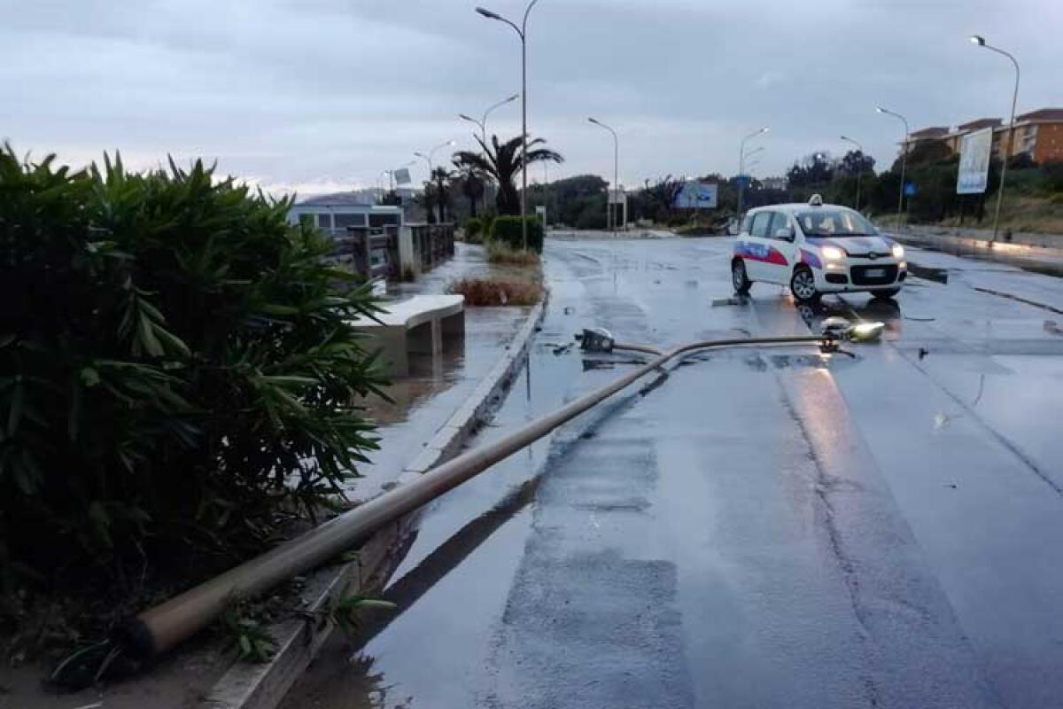 Raffiche di vento e pioggia, cade un palo della luce ma è panico in via Butera - 