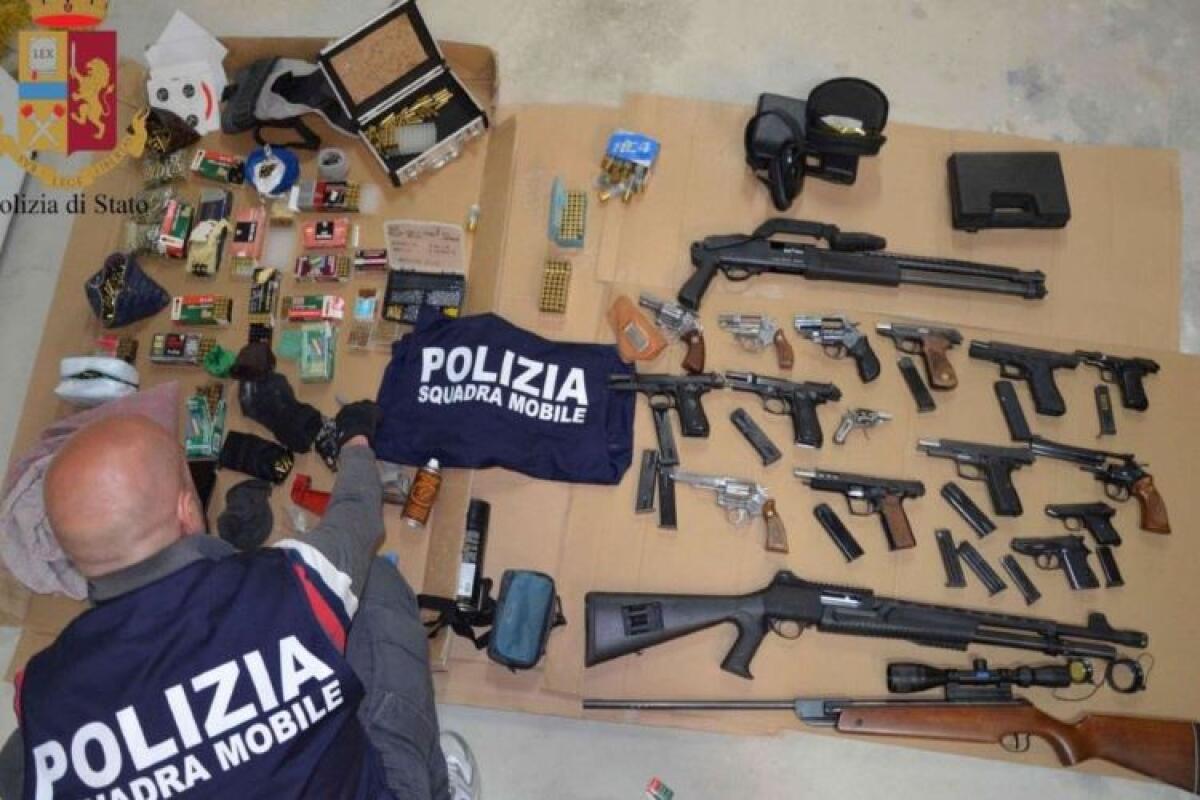Trenta armi da guerra e migliaia di munizioni, arrestati padre e figlio a Vittoria - 