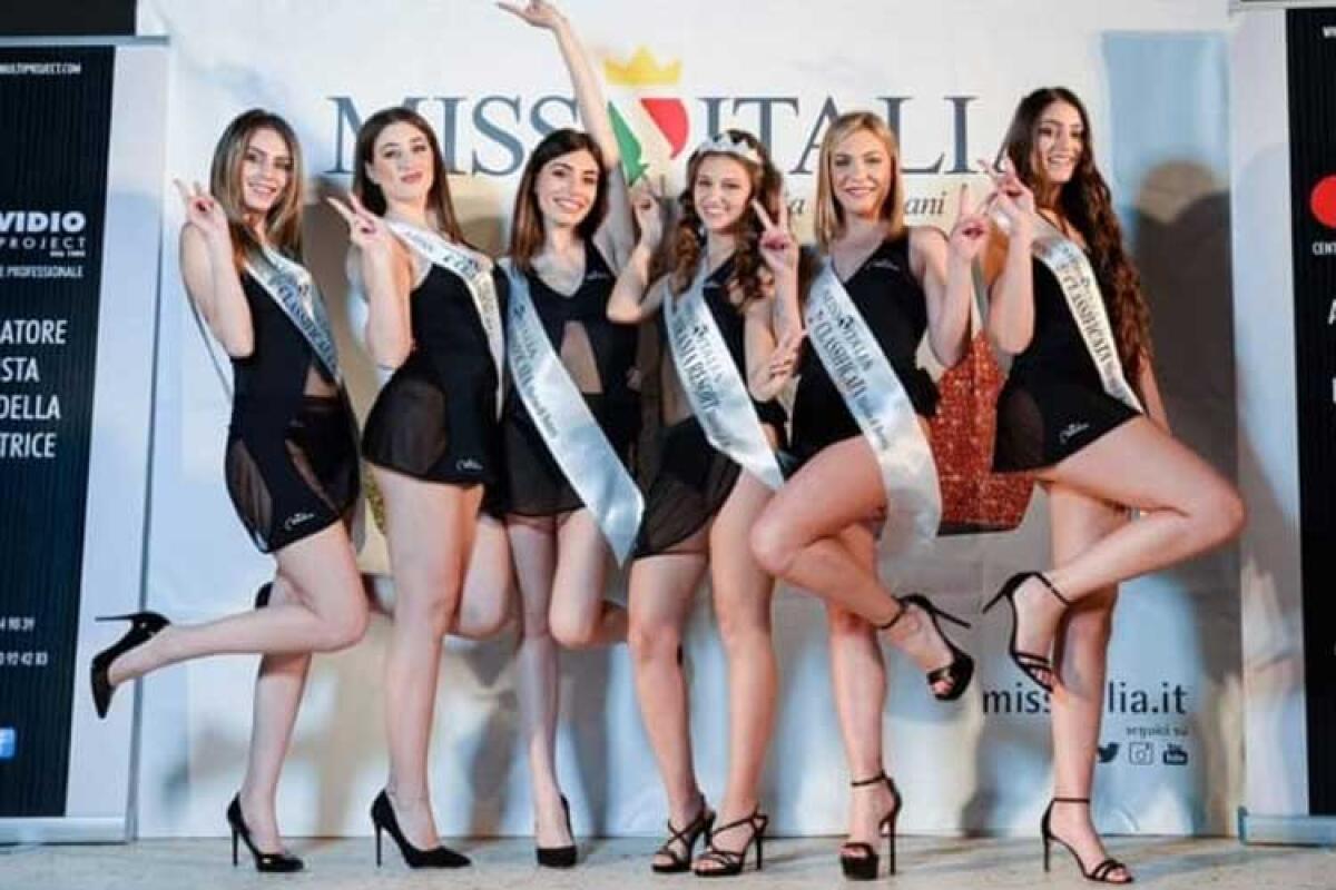 Miss Italia, la gelese Marika Pesarini accede alle finali regionali - Le sei Miss che hanno conquistato l'accesso alle finali regionali. Foto Tiberio Cantafia.
