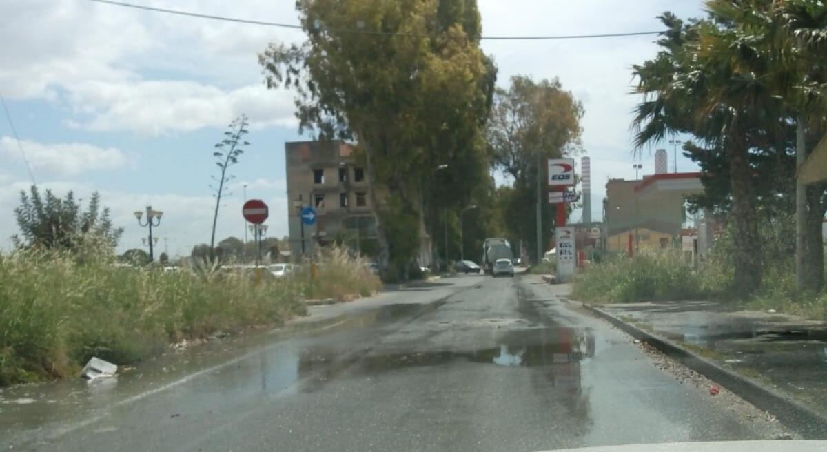 Da mesi guasto idrico in via Cascino, acqua sull'intero tratto - L'acqua si riversa sull'intero tratto