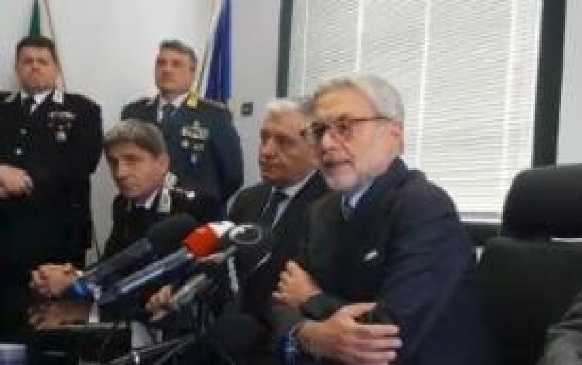 BIMBA FERITA A NAPOLI, FERMATI DUE FRATELLI - 