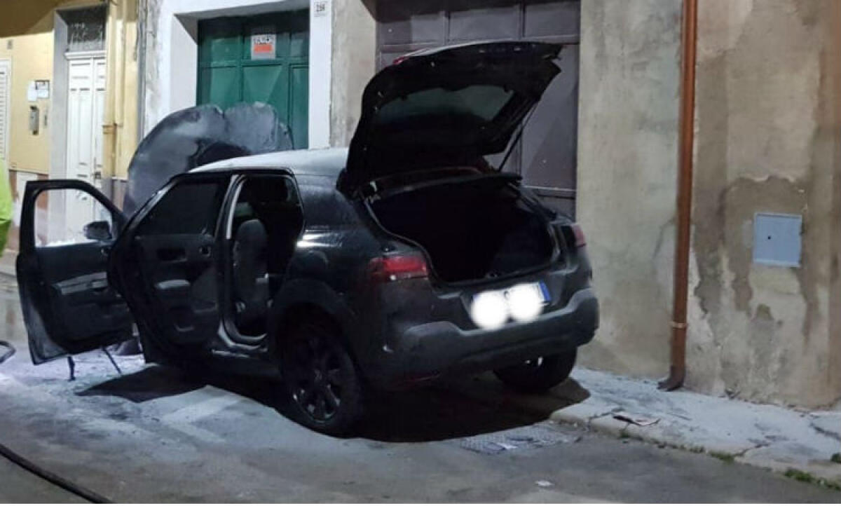 Auto distrutta dalle fiamme a San Giacomo, l'incendio in via Bonanno - L'auto distrutta dalle fiamme