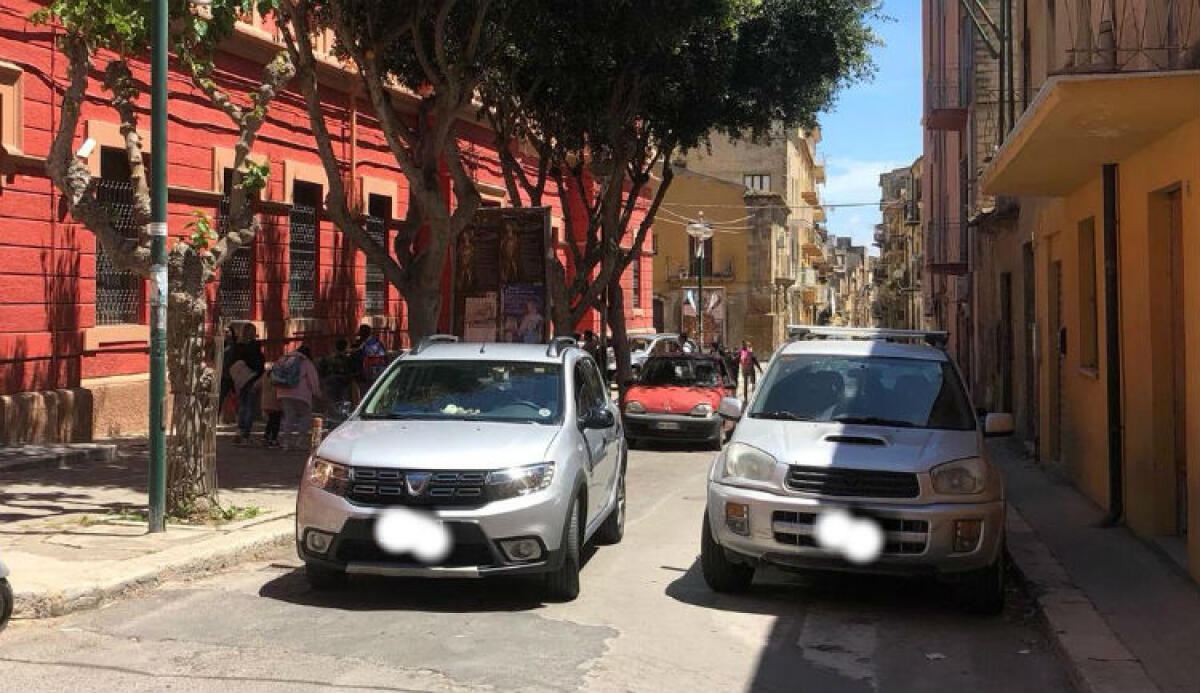 Manca la segnaletica del divieto d'accesso, pericolo all'incrocio di via Matteotti - Manca la segnaletica
