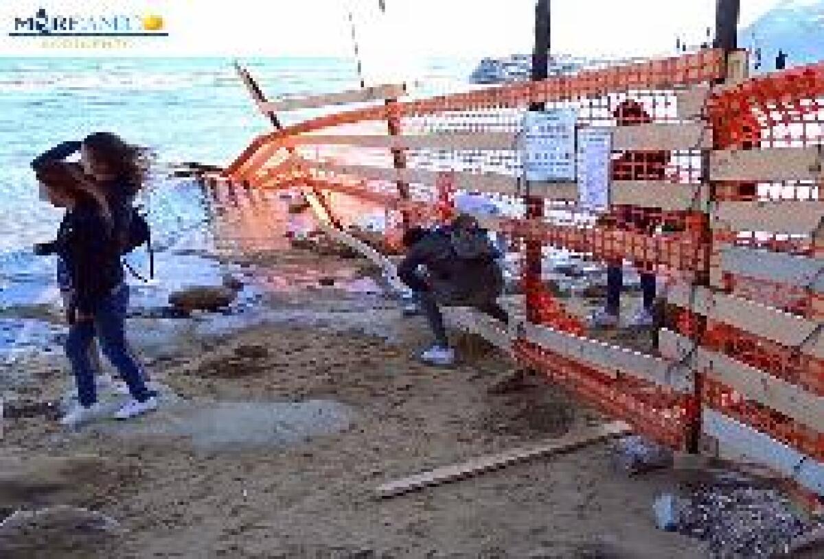 SCALA DEI TURCHI, TURISTI SFONDANO TRANSENNE PER VISITARE SITO - 