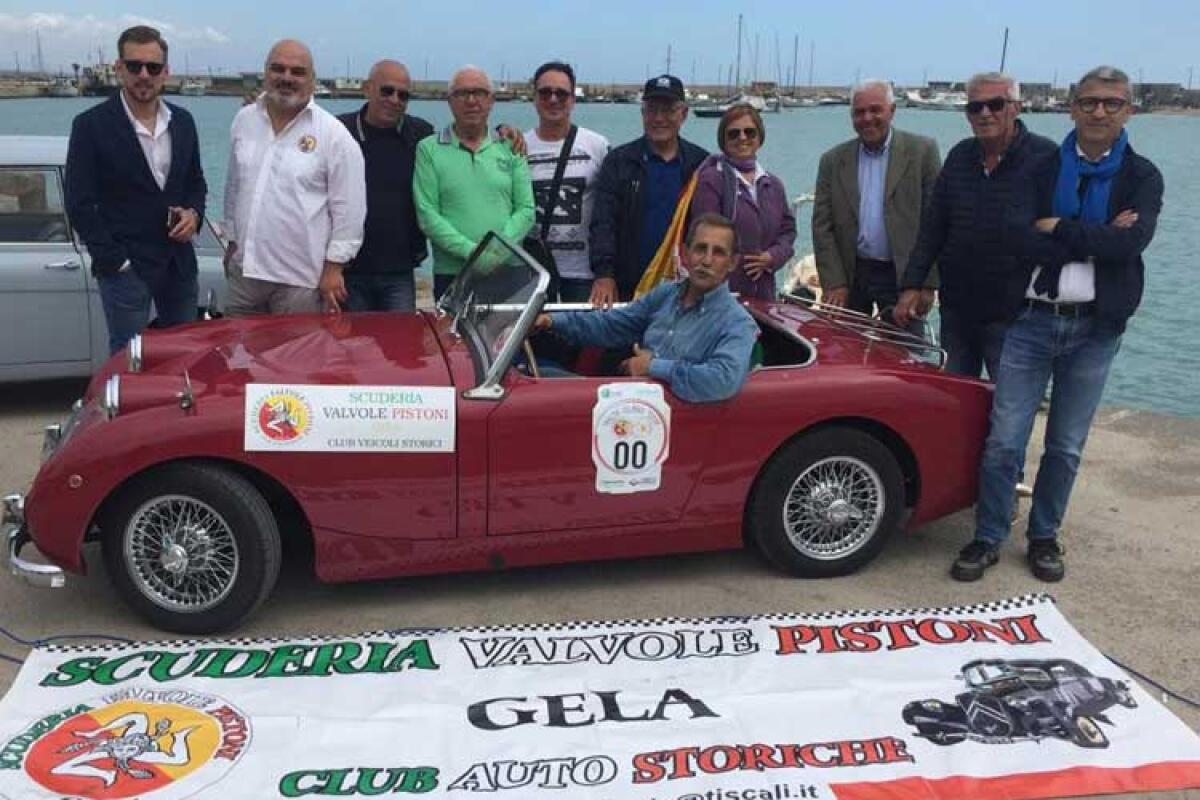 Festa della Repubblica a Malta per i gentleman driver della scuderia "Valvole Pistoni" - I 14 soci della scuderia "Valvole Pistoni" che partiranno per Malta posano attorno alla Austin Healey “Frog” del 1960 di Alfredo Ruta, giunta terza alla edizione 2008 del Giro di Sicilia.