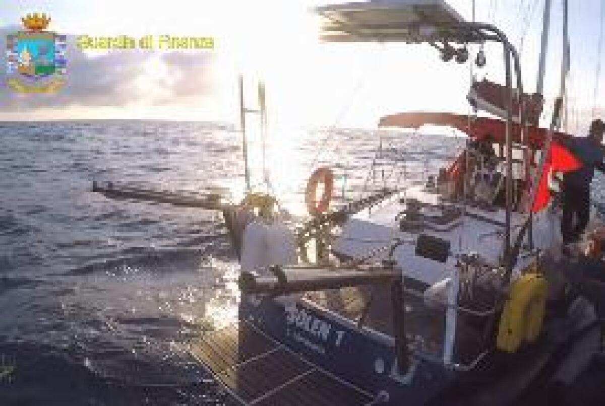 SEQUESTRATI 5,4 TONNELLATE DI HASHISH NEL CANALE DI SICILIA - 