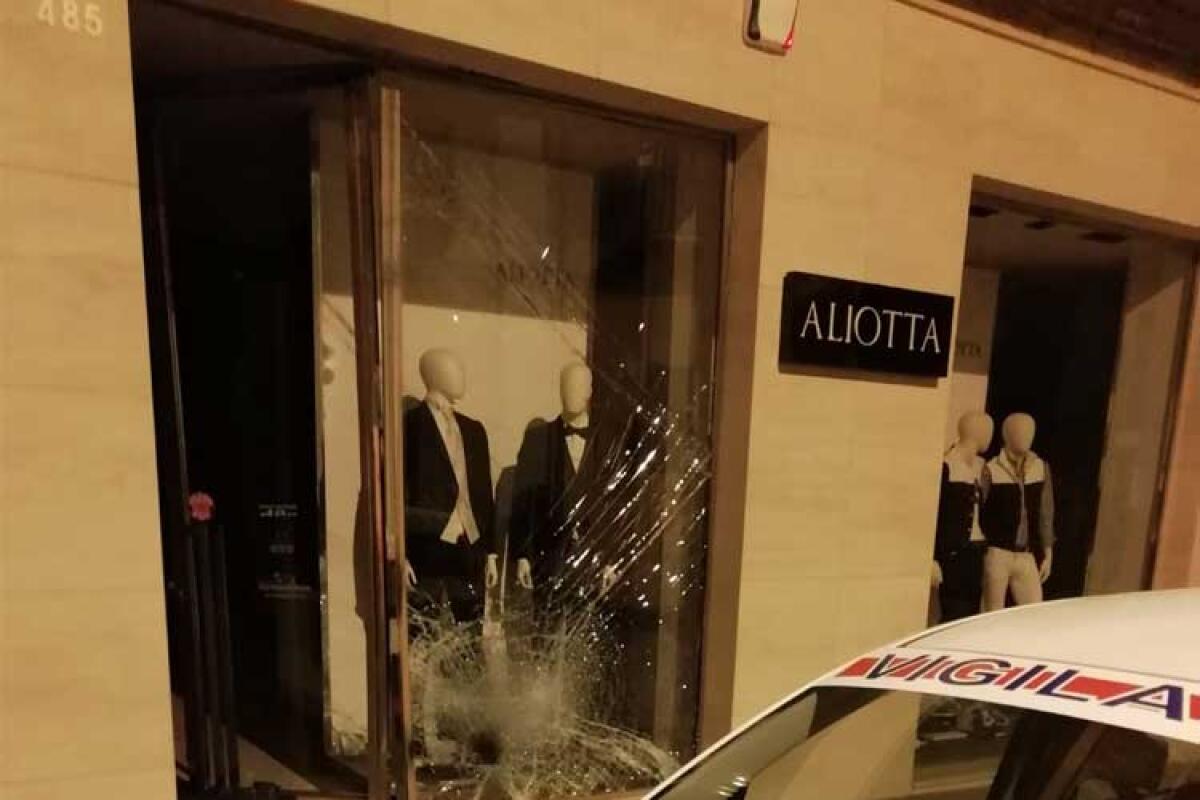 Irruzione furtiva in centro storico, in frantumi la vetrina del negozio Aliotta - La vetrina in frantumi del negozio di abbigliamento Aliotta.