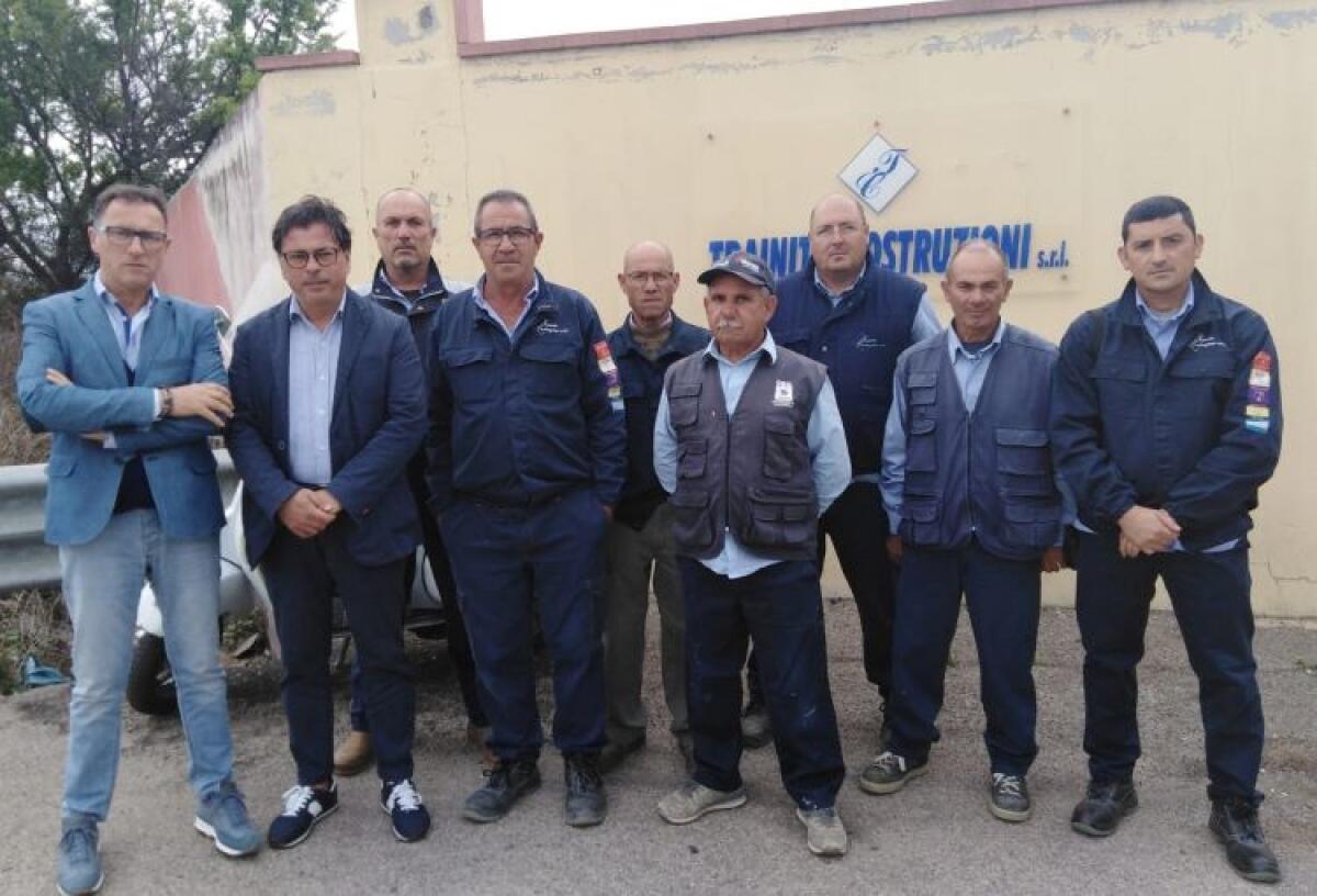 Alla "Trainito Costruzioni" partono i licenziamenti, lettere ai dipendenti: chiesto intervento prefettura - Lavoratori e segretari degli edili al sit-in davanti alla sede aziendale