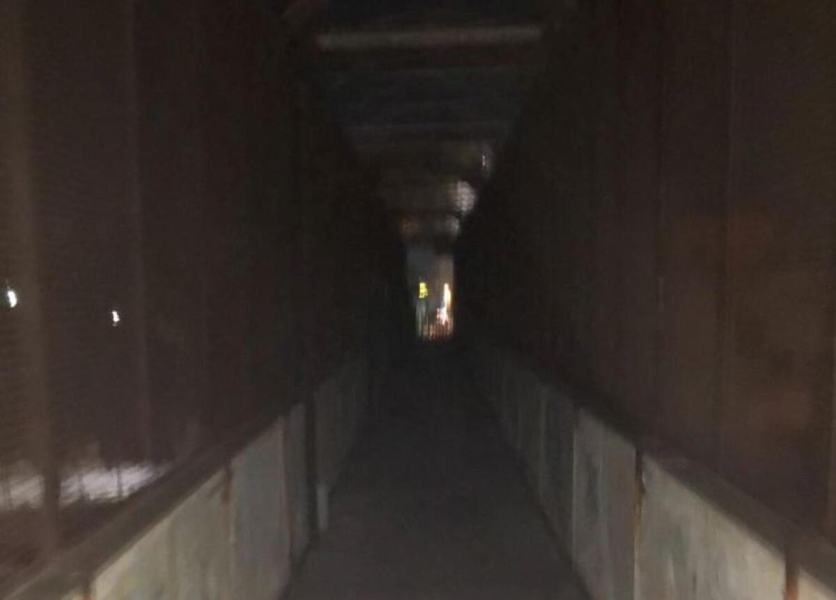 Passaggio sopraelevato al buio dormitorio per clochard, interviene la polizia - 