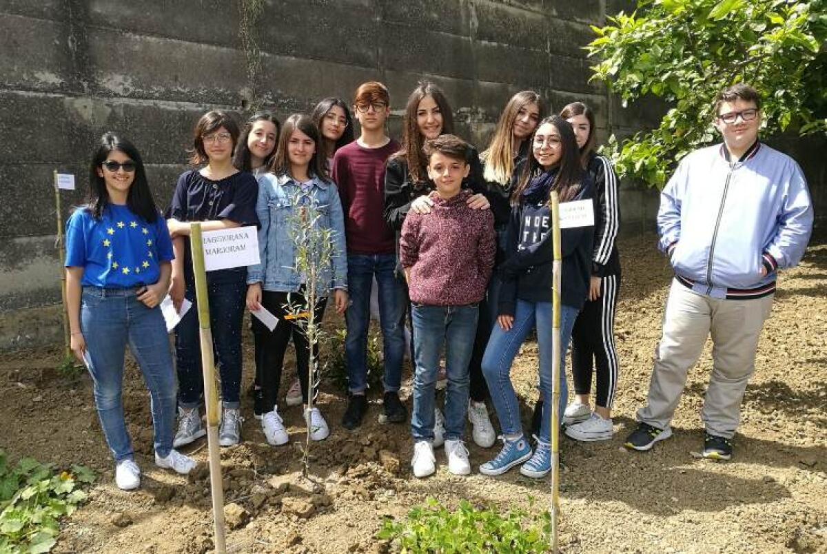 Festa dell’Europa alla Quasimodo - Alcuni degli alunni della Quasimodo dopo avere piantato l'albero dell'Europa
