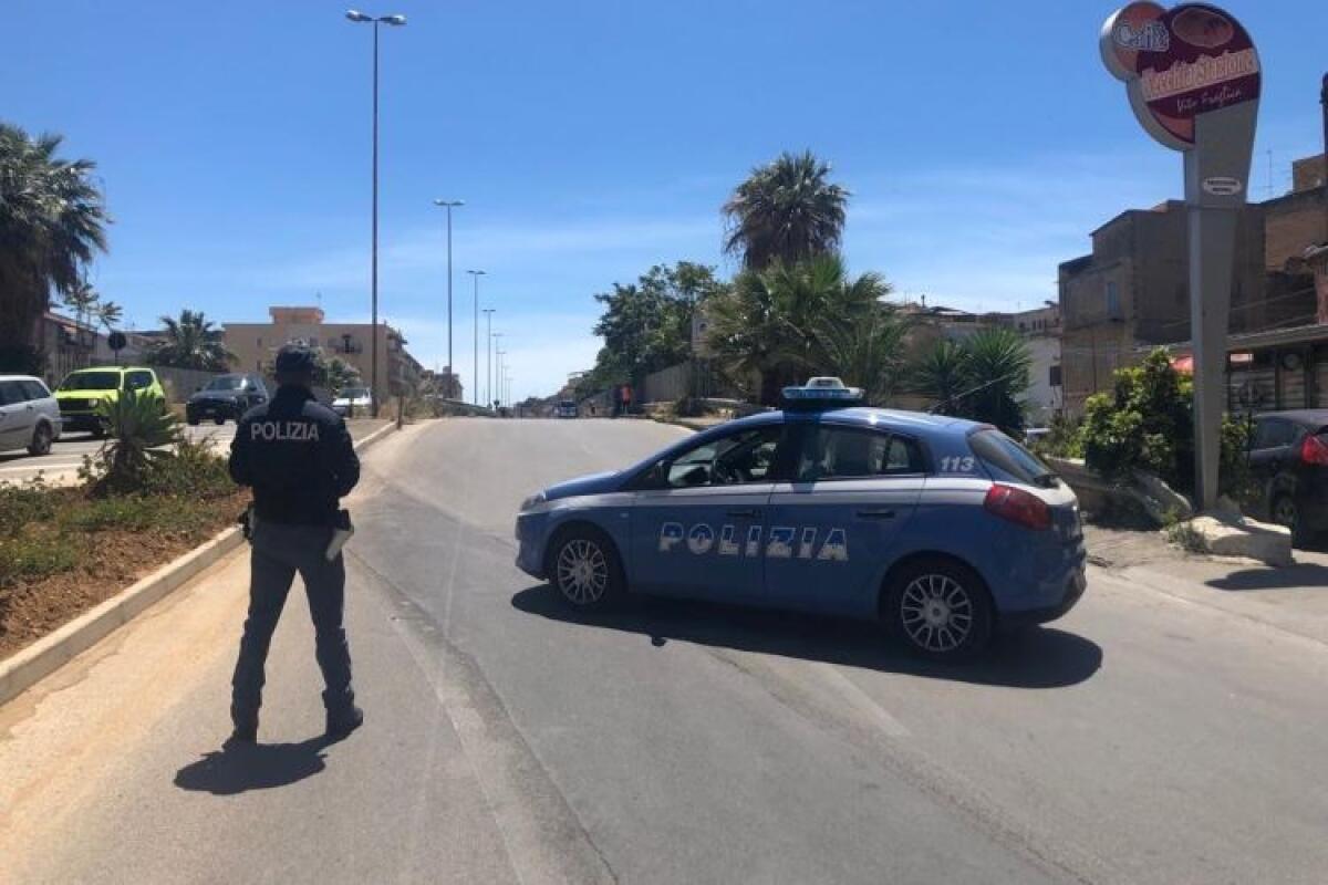 Con la moto sull'asfalto del cavalcavia di via Falcone, grave un motociclista - 