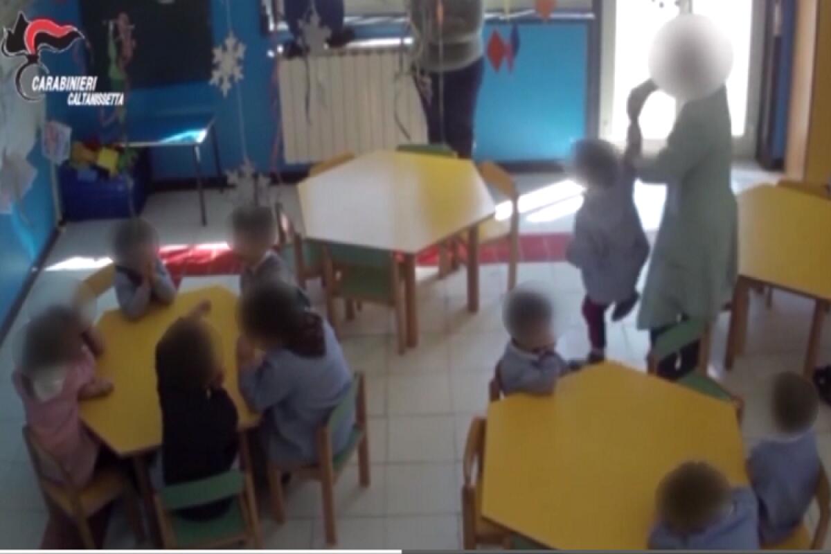 Umiliava i piccoli alunni, maestra rinviata a giudizio: tra i bambini anche un gelese -