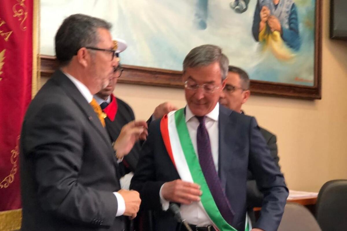 Greco proclamato sindaco: "Aiutatemi ad aiutarvi, città deve ritornare bella" - Greco riceve la fascia tricolore dal Commissario Arena