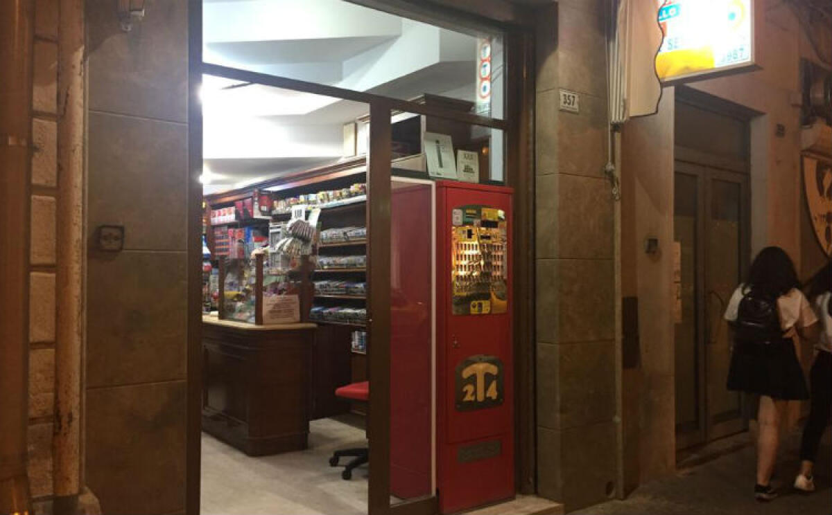 Irruzione in una tabaccheria di corso Vittorio Emanuele, balordo fugge con una stecca di sigarette - L'attività commerciale presa di mira