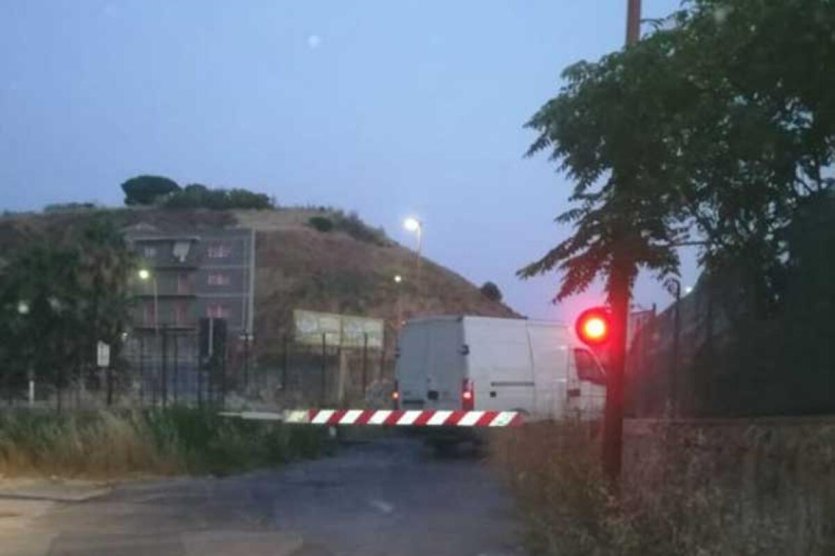 Poteva essere una tragedia, furgone sulla linea ferrata mentre era in transito un treno - 