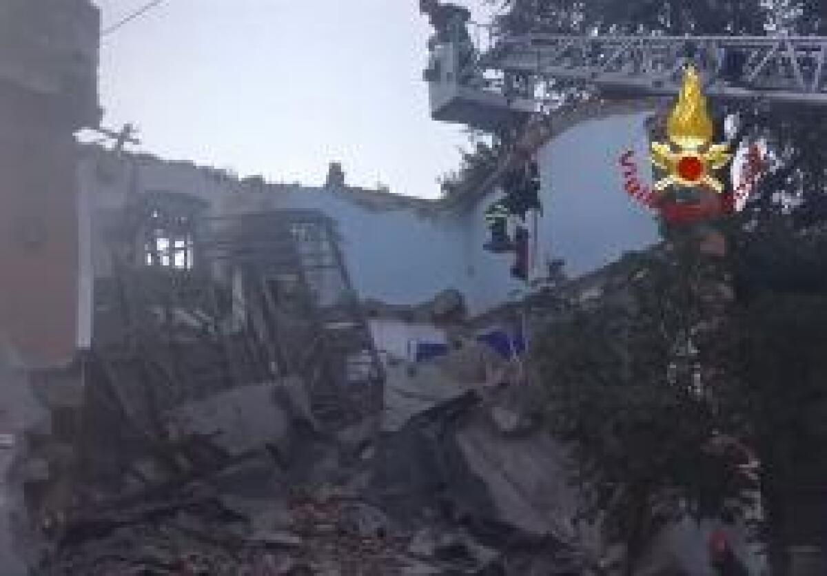 A GORIZIA CROLLA PALAZZINA, SI CERCANO 3 PERSONE - 