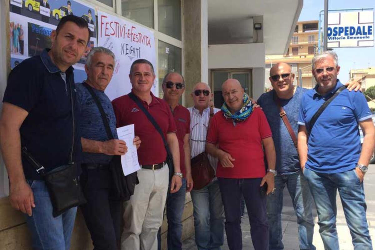 Sit-in in ospedale, mancano 200 operatori e cancellate 11 unità operative - Dipendenti ospedalieri durante il sit-in in via Palazzi indetto dalle organizzazioni Cgil, Cisl, Uil, Fsi-Usae.