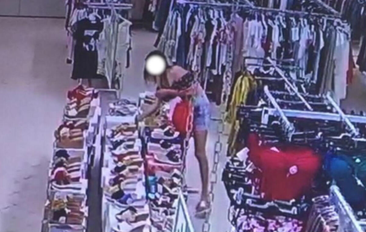 Ripresi mentre rubano un paio di scarpe, titolari attività presentano denuncia contro terzetto ladri - Nelle immagini interne si vede la donna che per prima prende la scarpe