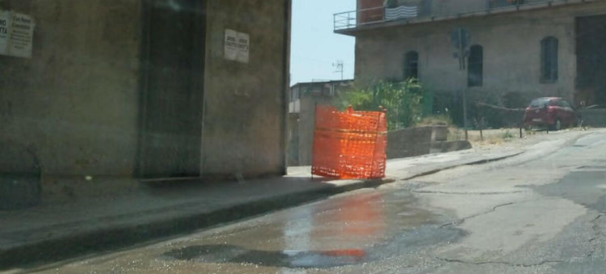 Acqua in strada in via Porta Vittoria, non bastano i lavori per evitare i disagi - La perdita lungo via Porta Vittoria