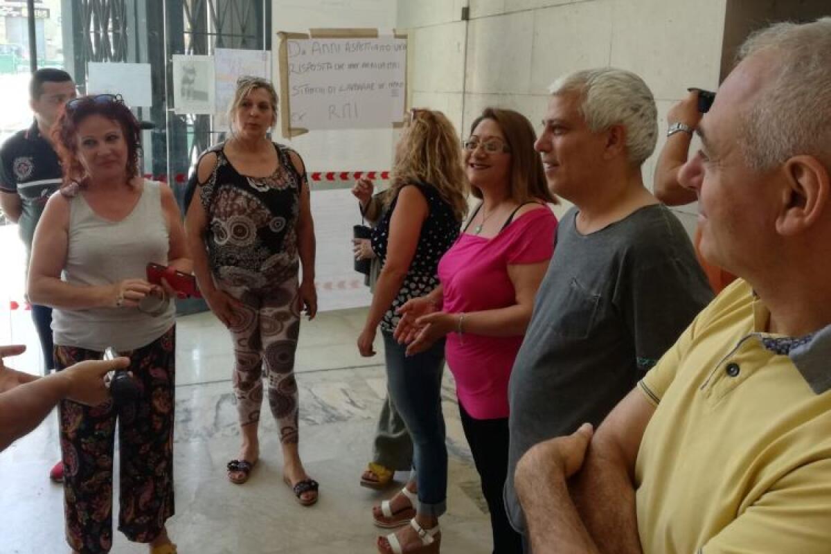 Da 20 anni nel limbo del precariato, nella scalinata della protesta oggi gli ex Rmi - 