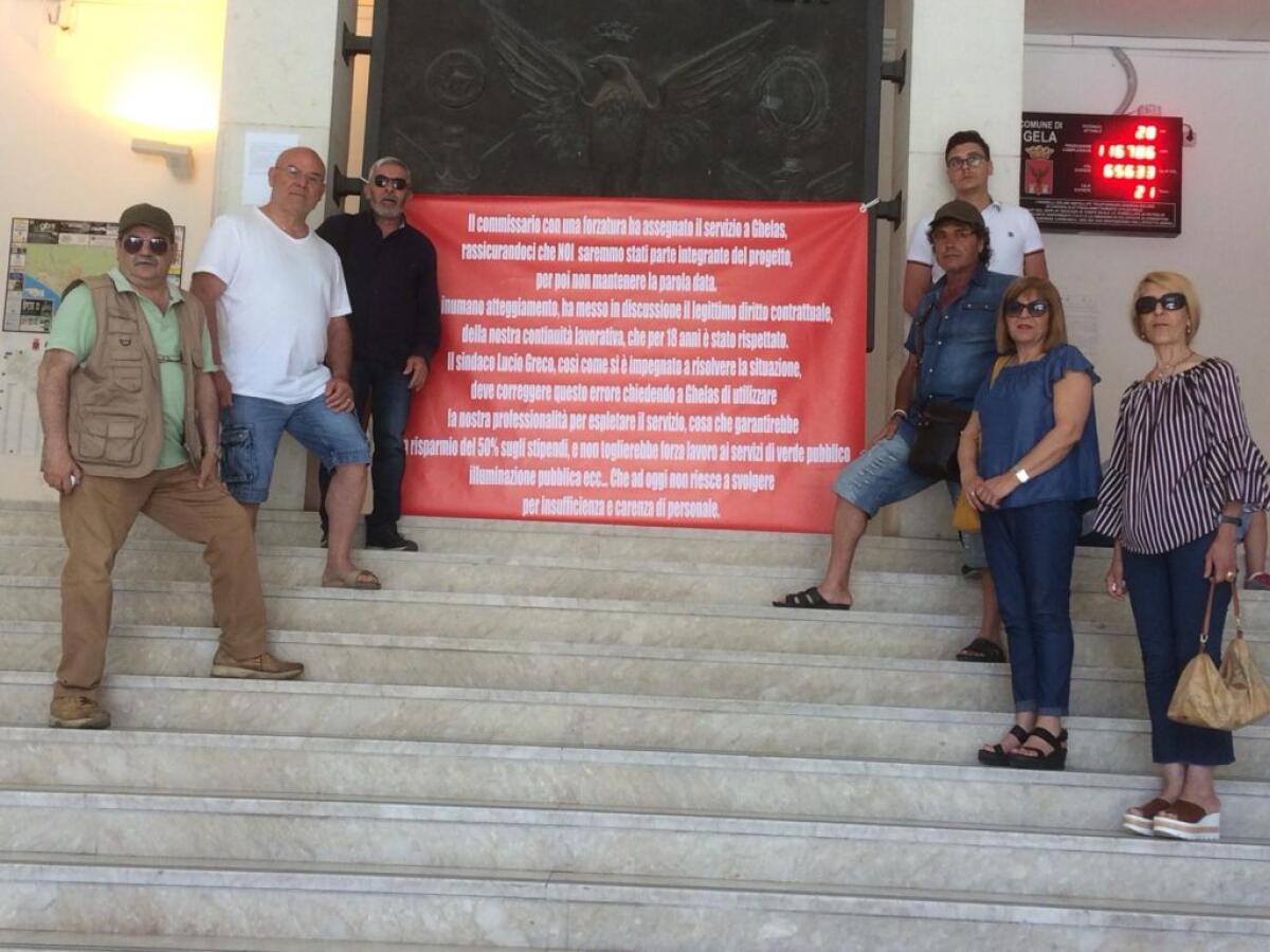 Ex strisce blu, protesta in municipio: "Nei nostri confronti atteggiamento inumano" - Lo striscione esposto in Comune 