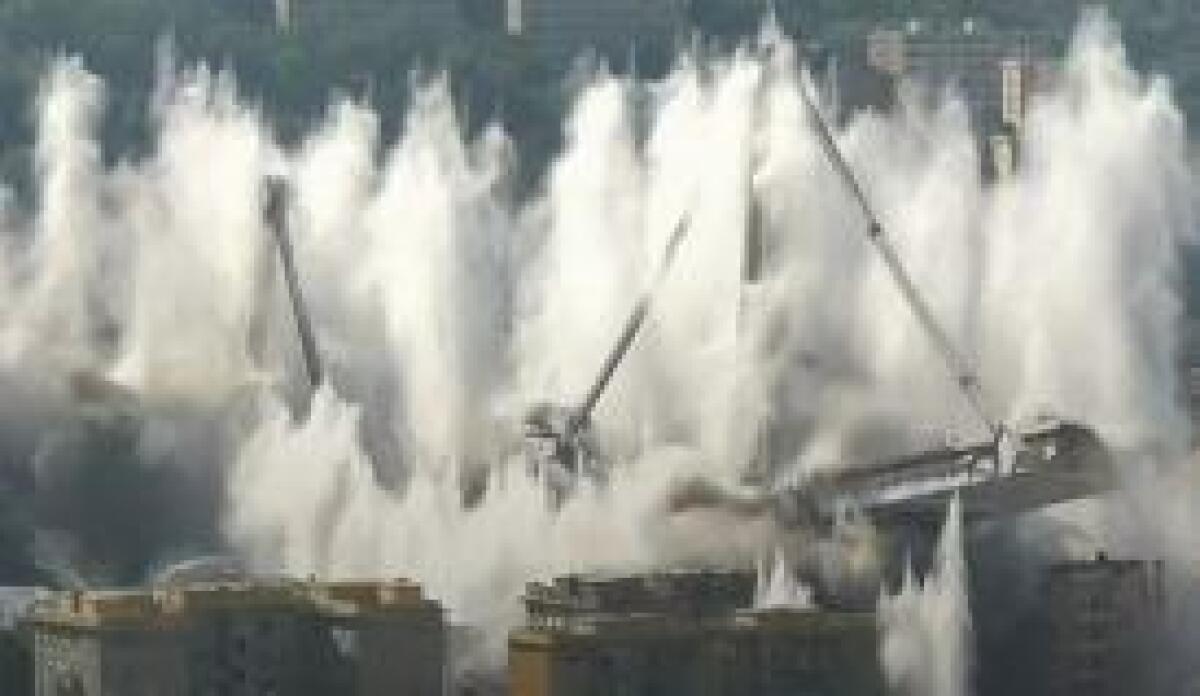 PONTE GENOVA, DEMOLITE PILE 10 E 11 DEL MORANDI - 