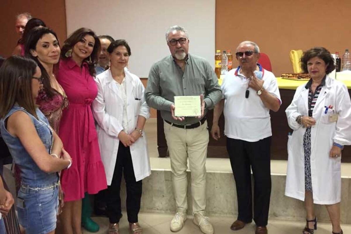 Formazione professionale, concluso lo stage Enaip in ospedale per 15 Osa - Il direttore dell'Enaip di Caltanissetta, Giuseppe Garufo, consegna una targa a Luciano Fiorella, direttore sanitario del presidio ospedaliero "Vittorio Emanuele".