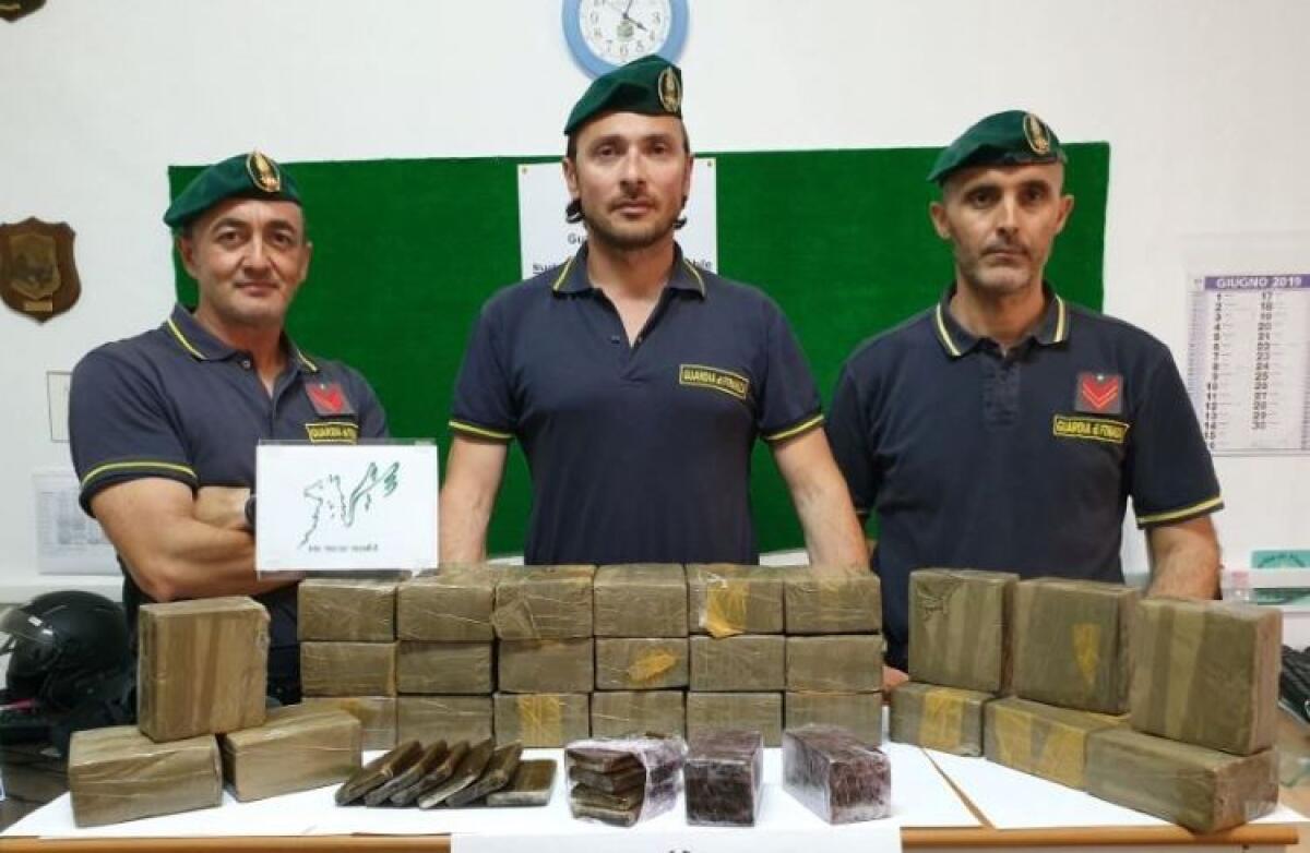 Trenta chili di hashish nel taxi, arrestata una donna - 