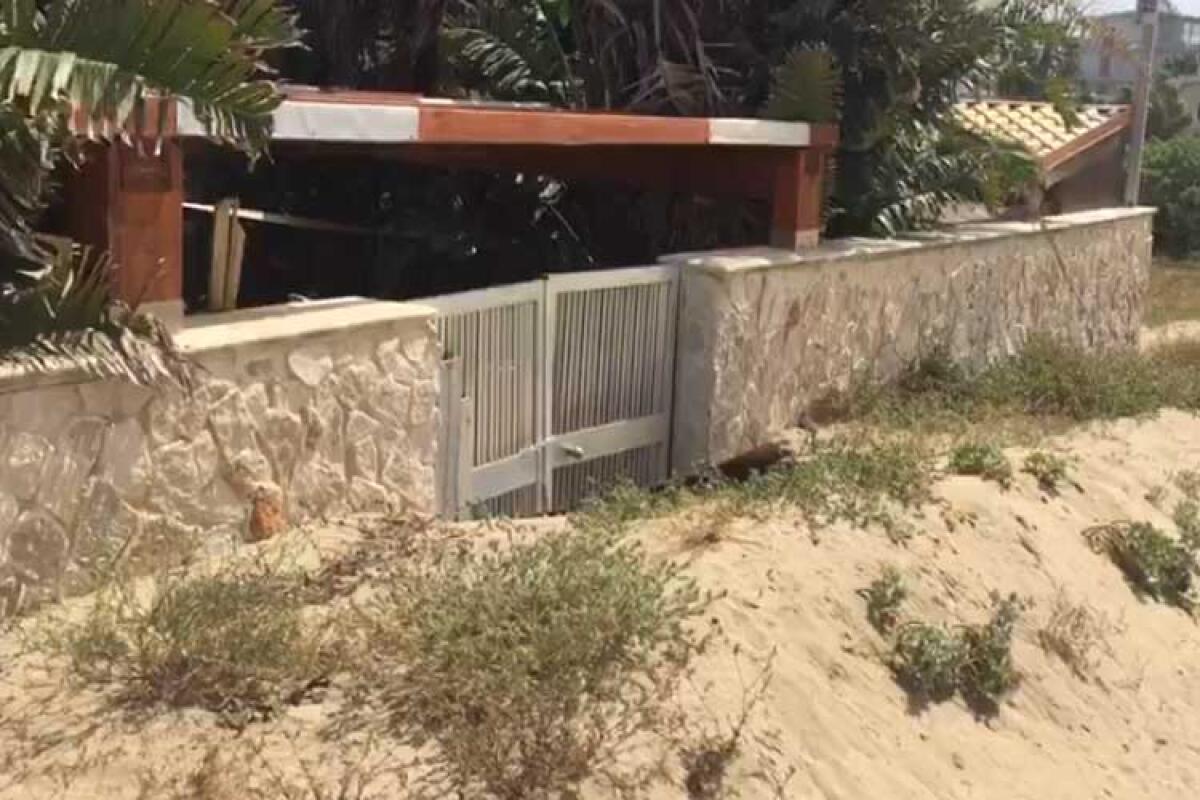 Manfria, accessi a mare off-limits: villette e strade sepolte dalla sabbia - 