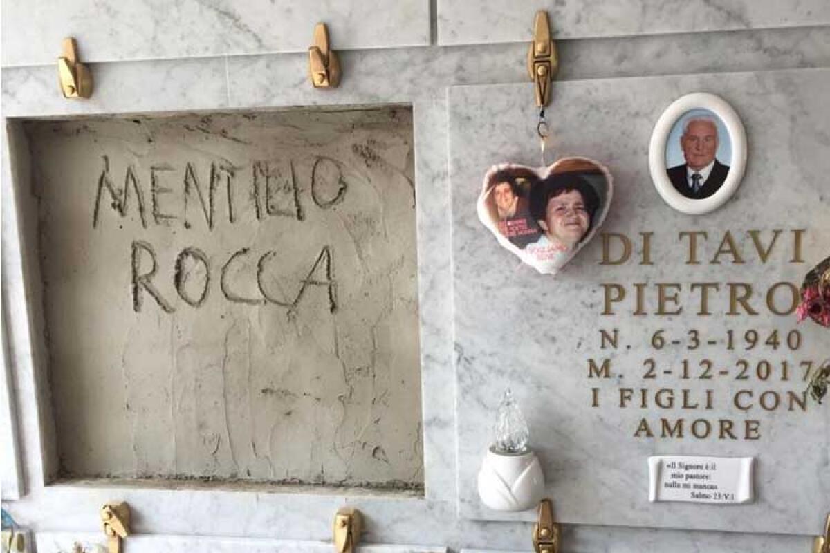 Ladri in azione anche tra i morti, al cimitero Farello rubano una lapide - Il loculo senza la lapide dopo il furto alla confraternita San Rocco.