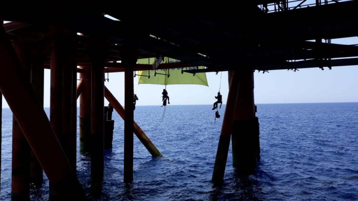 Attivisti Greenpeace "occupano" piattaforma Prezioso, protestano contro trivellazioni in mare - Gli attivisti raggiunsero la piattaforma