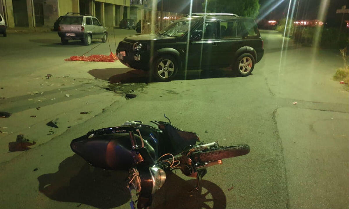 Scooterista ferito in via Ambrica, violento impatto contro auto: finisce sul parabrezza - l'impatto in via Ambrica