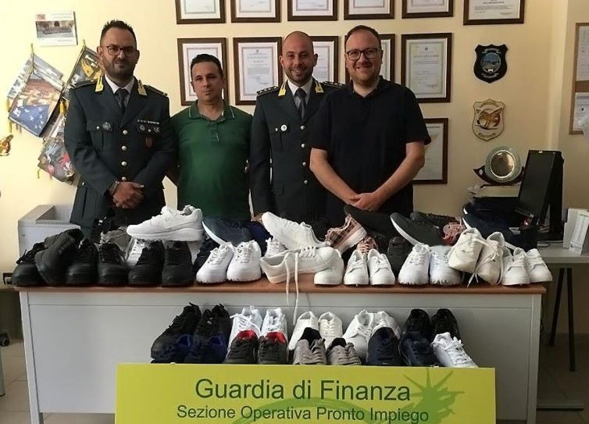 La Finanza dona 70 paia di scarpe contraffatte alla Caritas - 