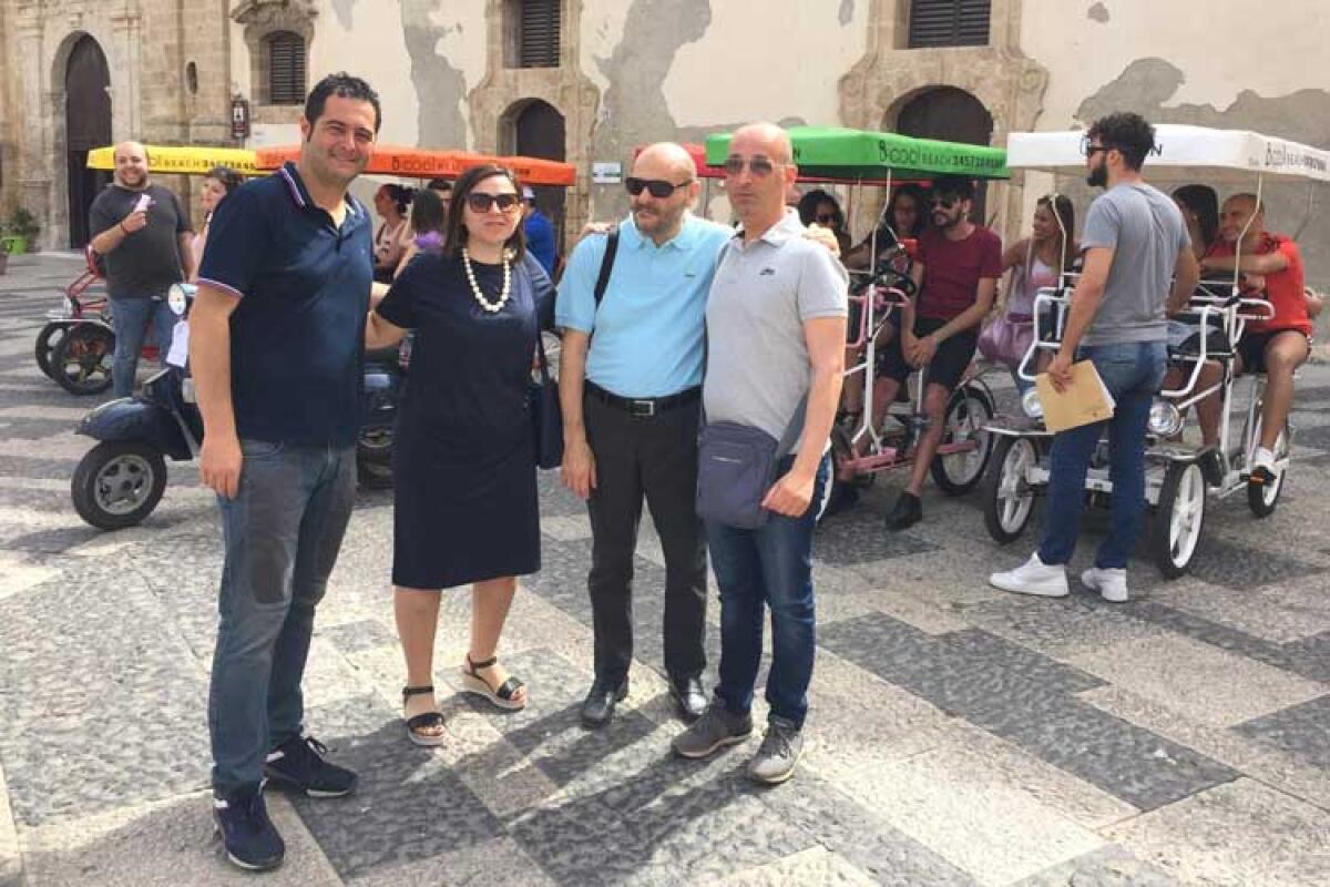 Pedalata di ciechi ed ipovedenti in risciò, Mosca: vogliamo i trasporti - Da sinistra: Terenziano Di Stefano, Linda Legname, Marco Barbuto e Alessandro Mosca.