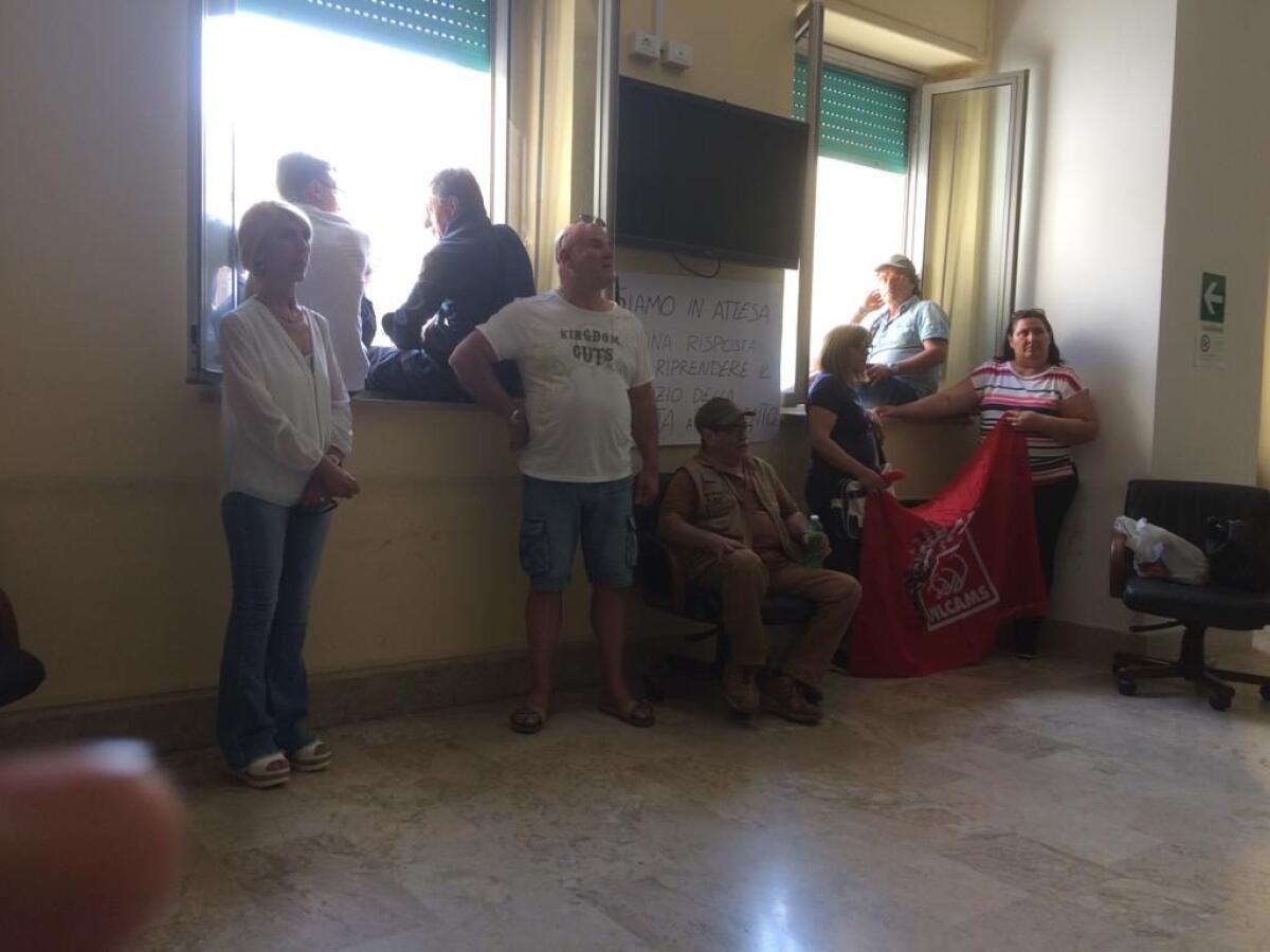 Gli ex strisce blu in municipio, operatori alle finestre: minacciano gesti plateali - Gli ex strisce blu hanno sospeso la protesta