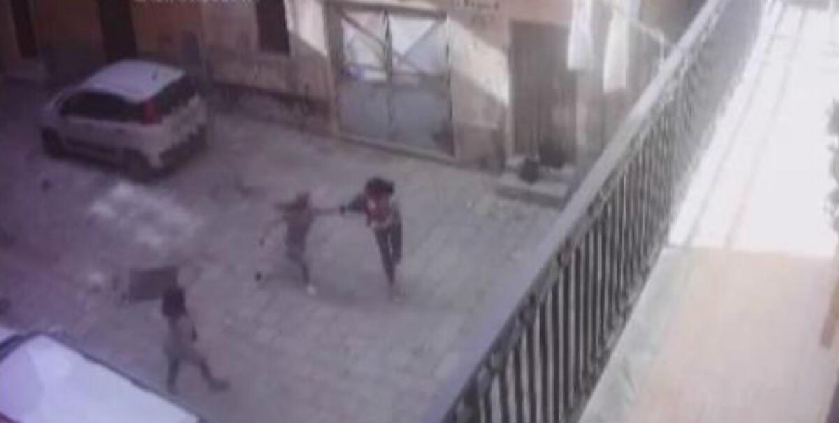 Tentato omicidio compagna di corso, continuano verifiche su minore per messa alla prova - Le fasi di quanto accaduto riprese dai sistemi di videosorveglianza